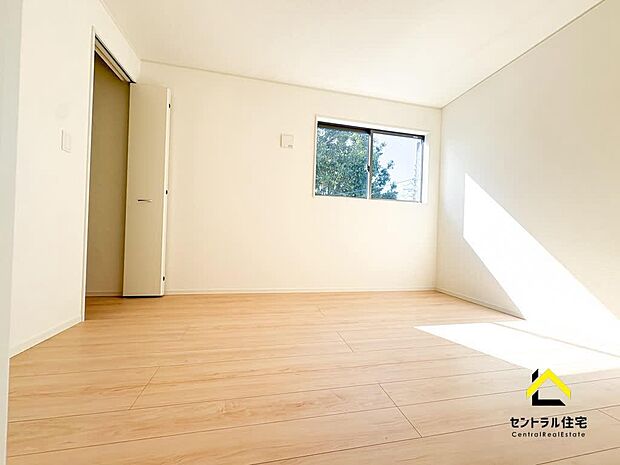 寝室 主寝室は約7帖の広さです。ベットもゆとり持って配置可能♪