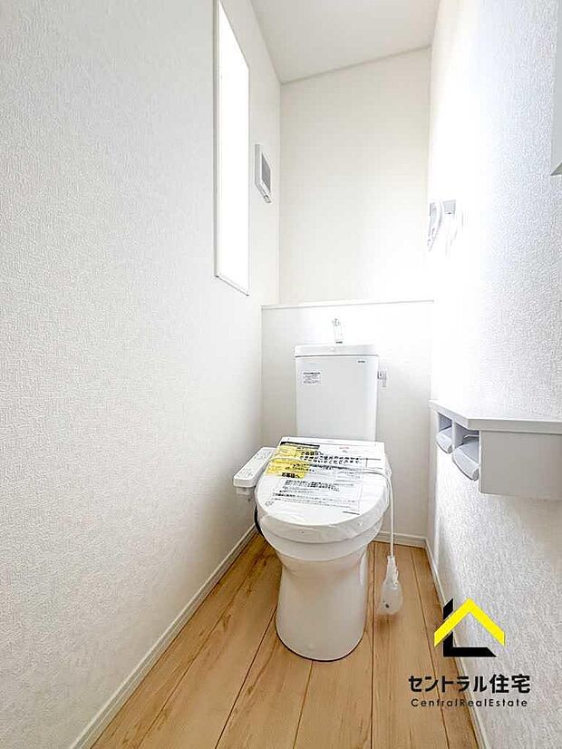 トイレ 2階のトイレです。保温・洗浄付きのリクシル製品採用。ペーパーホルダー、収納付きになります。