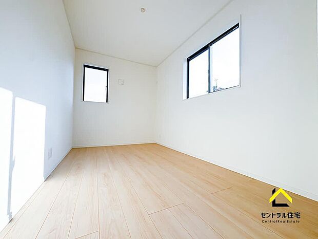 寝室 主寝室は約7帖の広さです。ベットもゆとり持って配置可能♪