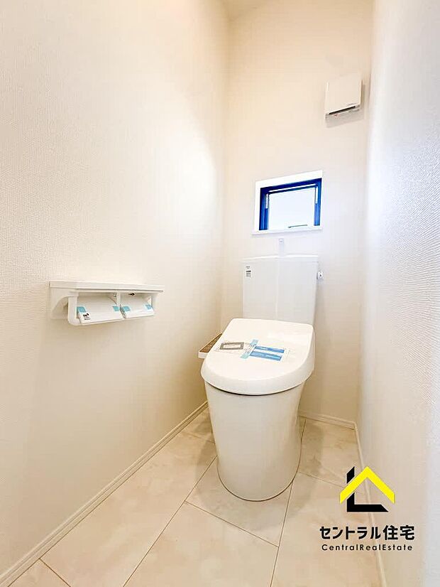 トイレ 2階のトイレです。保温・洗浄付きのリクシル製品採用。ペーパーホルダー、収納付きになります。