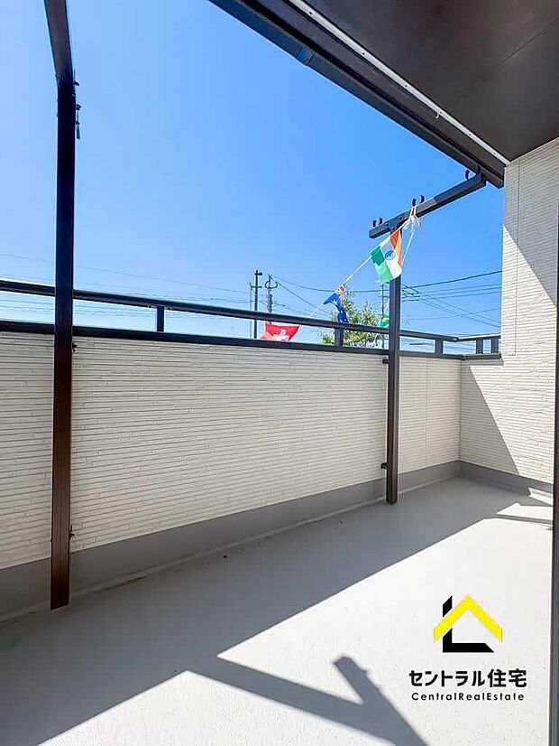 ワイドバルコニー ひろーーいバルコニー!お洗濯としてもくつろぎ空間としても利用できます。雨が降っても屋根付きで安心です。
