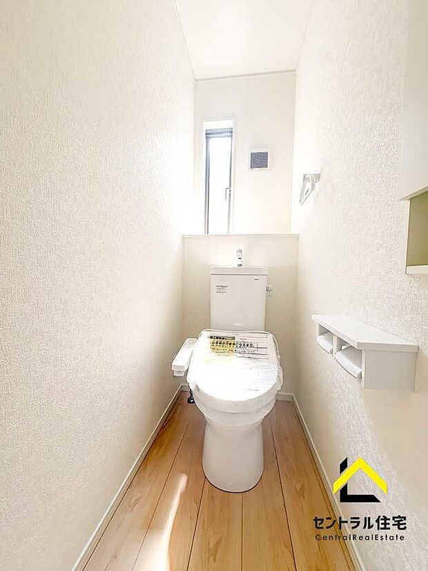トイレ 2階のトイレです。保温・洗浄付きのリクシル製品採用。ペーパーホルダー、収納付きになります。
