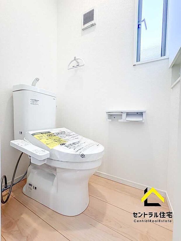 同規模・同仕様のトイレ 2階のトイレです。保温・洗浄付きのリクシル製品採用。ペーパーホルダー、収納付きになります。
