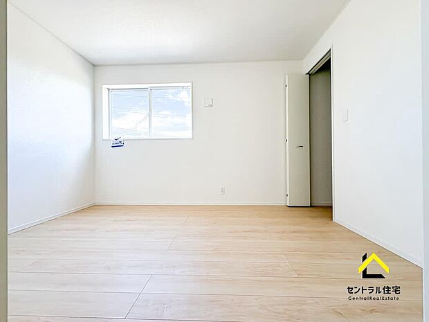 寝室 主寝室は約7帖の広さです。ベットもゆとり持って配置可能♪