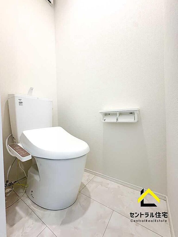 トイレ　2階のトイレです。保温・洗浄付きのリクシル製品採用。ペーパーホルダー、収納付きになります。