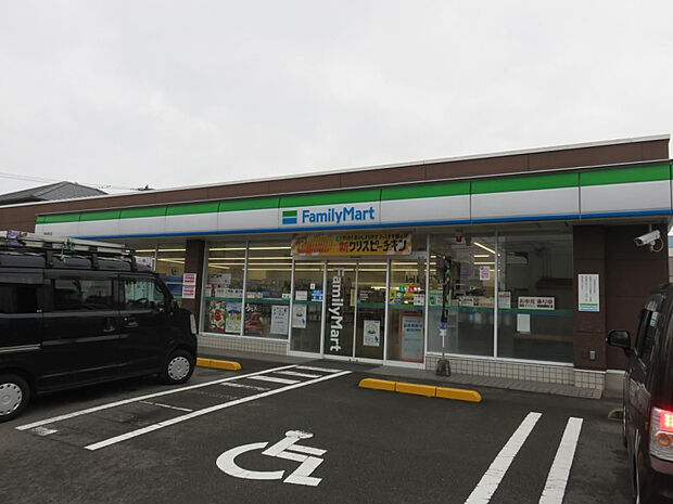 ファミリーマート日ノ出町店(距離449m/徒歩6分)