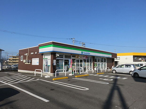 ファミリーマート小松バイパス店(距離283m/徒歩4分)