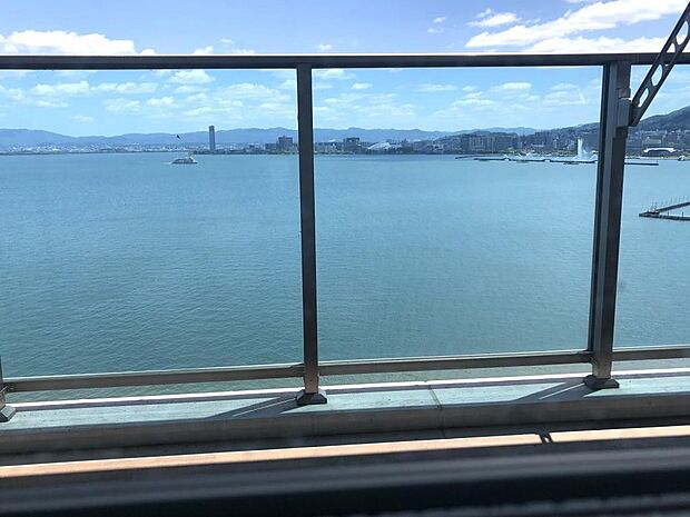 琵琶湖が綺麗に見えるように青いガラスが施されています
