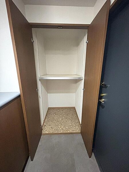 玄関収納　高さのあるお荷物もすっきり収納できます