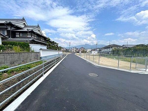 分譲地内は東西に通り抜け可能な道路が出来ます！