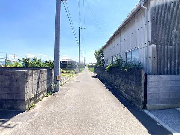 中学校が近く、小学校も徒歩約11分の距離でお子さまの通学が安心・便利な立地です。