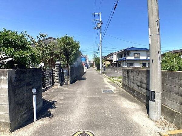 前面道路は幅約4ｍあり、車の通行や駐車がスムーズにできるため、日々の運転や来客時も安心して利用できます。