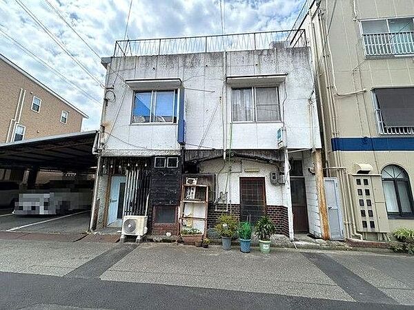 バス停まで徒歩約2分♪松山市駅や朝生田町・森松方面へ行く路線で、通勤・通学に便利ですね♪