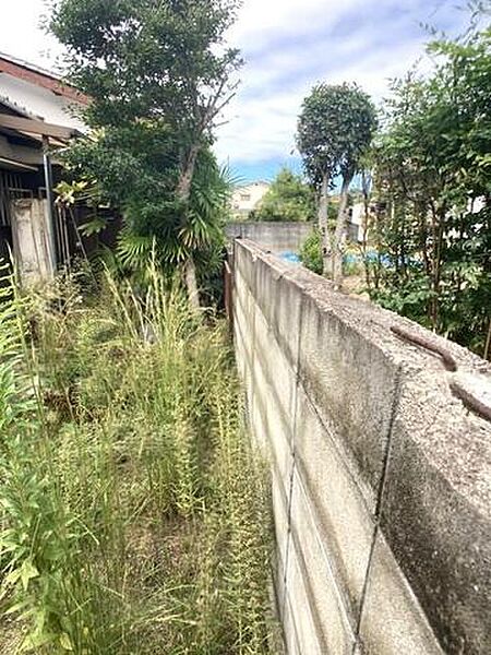 敷地にゆとりがあるので、建物とともに家庭菜園や庭スペースなど、ライフスタイルに合わせた使い方が可能です。