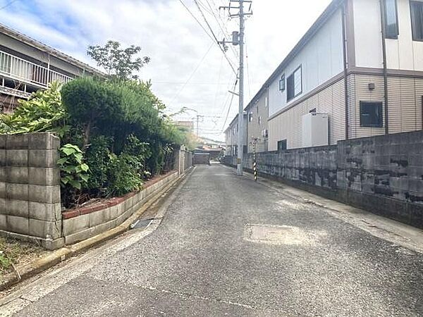 近隣は閑静な住宅街で、三津方面へのアクセスもしやすい立地になっております♪