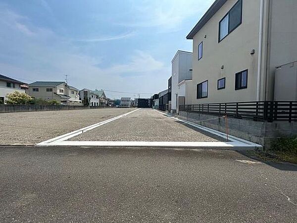 分譲地東側道路です♪ゆったりしているので、車の行き来もしやすいですね♪