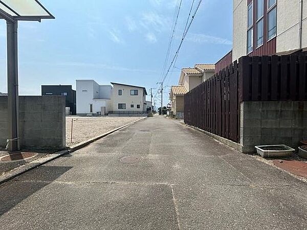 ファミリーマート伊予下吾川店まで約300ｍ♪夜遅くや早朝にも必要なものが購入できて便利です♪