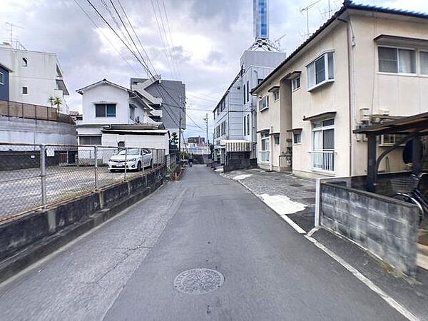 西側前面道路の様子です。現況4ｍ未満の道となっておりますが、道路後退により建築時には道路部分を拡張し駐車もラクラクです♪