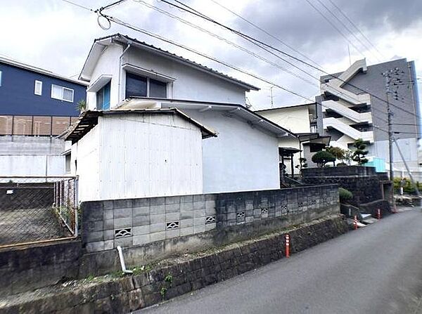 現況古家が付いており、建物の解体が必要となりますが、更地渡しとなっています。また車の乗り入れを擦るようでしたら、一部擁壁の工事が必要になりそうです。