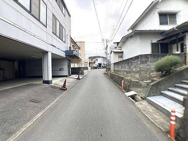 前面道路は公道となっております。建築条件等はございませんので、どちらのハウスメーカーでもご選択いただけます♪