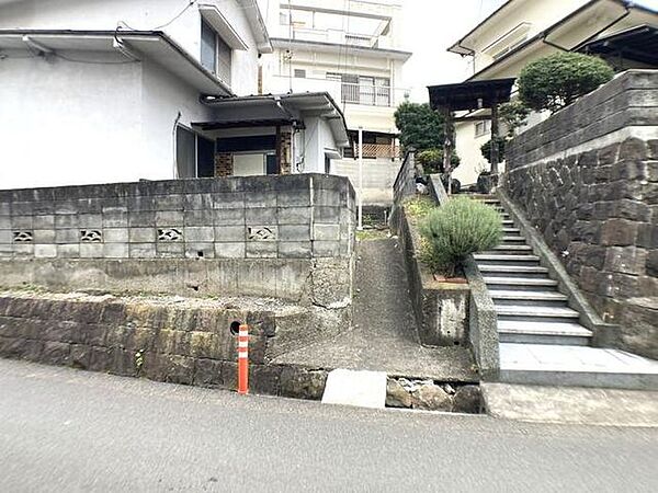 西側前面道路より、南側敷地を撮影しております。建築の際にはこちらから車の乗り入れを計画されると、南側にスペースを確保し日当たりが良くなります♪