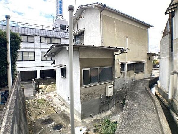 東側より撮影。こちらには農道・水路があり、建物が隣接しておりません。朝日の当たりやすい立地条件となっております♪