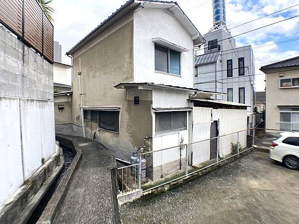 北側より撮影。北側隣地は現況駐車場となっていますので、こちら側も建物が隣接しておりません。限られた坪数にて建築する際は、こういった周辺の環境も良い条件となりそうです♪