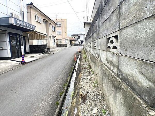 西側道路と土地との間には水路があります。再建築の際には架橋申請等が必要となる場合があります。