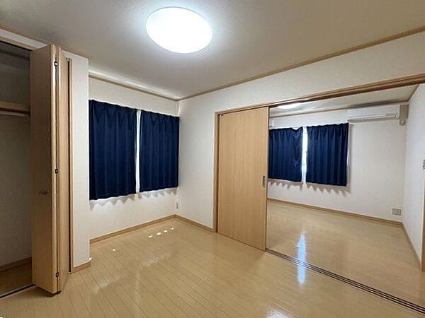 2階にある約6帖の洋室です♪