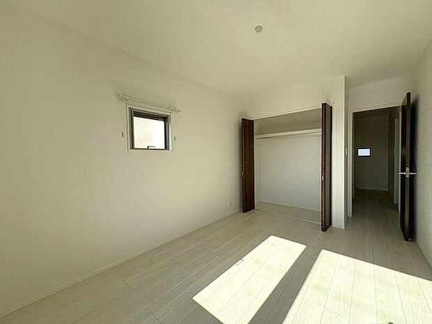 2階にある約6.6帖の洋室です♪