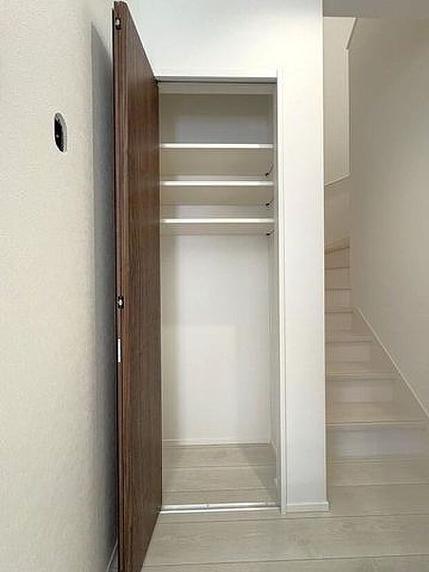 1階階段横にある収納スペースです♪