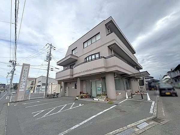 わたなべ皮ふ科形成外科 561m