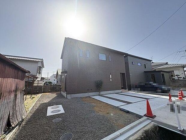 敷地内に駐車スペース3台分あり♪家族で複数台の所持がしやすく、急な来客時も安心して駐車できますね！