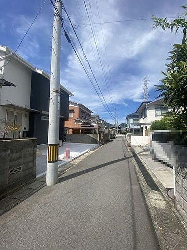 ファミリーマート 松山和気店まで約700ｍ♪夜遅くや早朝にも必要なものが購入できて便利です♪