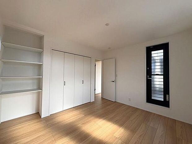 2階にある約7帖の洋室です♪