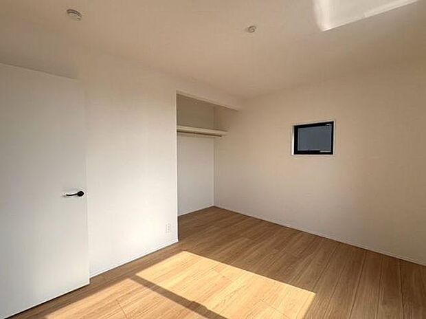 2階にある約6帖の洋室です♪