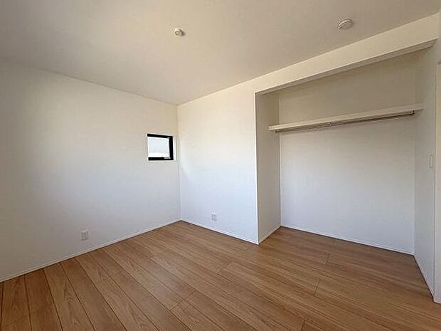 2階にある約6帖の洋室です♪