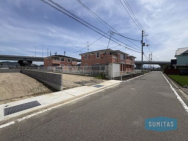 南面道路で日当たり良好な立地♪前面道路も幅約5ｍありゆったり♪車の行き来もしやすい立地です♪