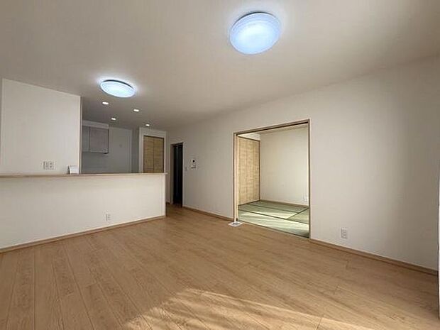 家具の配置がしやすい広々としたリビングは、インテリアの楽しみが広がります。レースカーテンや照明設置済♪