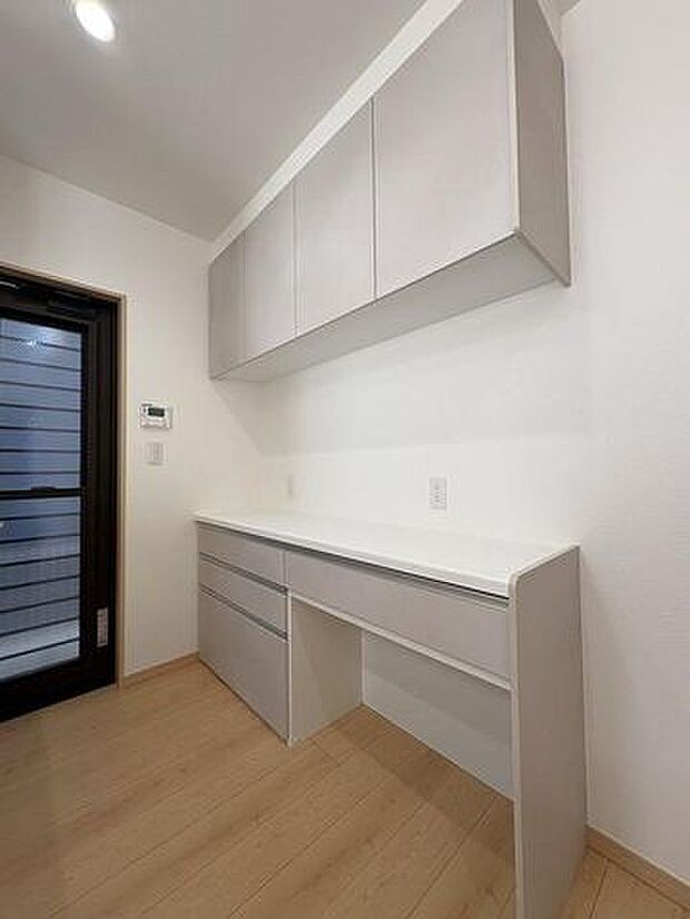 キッチンには背面収納もございます♪同型デザインで統一感があり、物が多くなりがちなキッチン用品をスッキリ収納するする事ができます♪