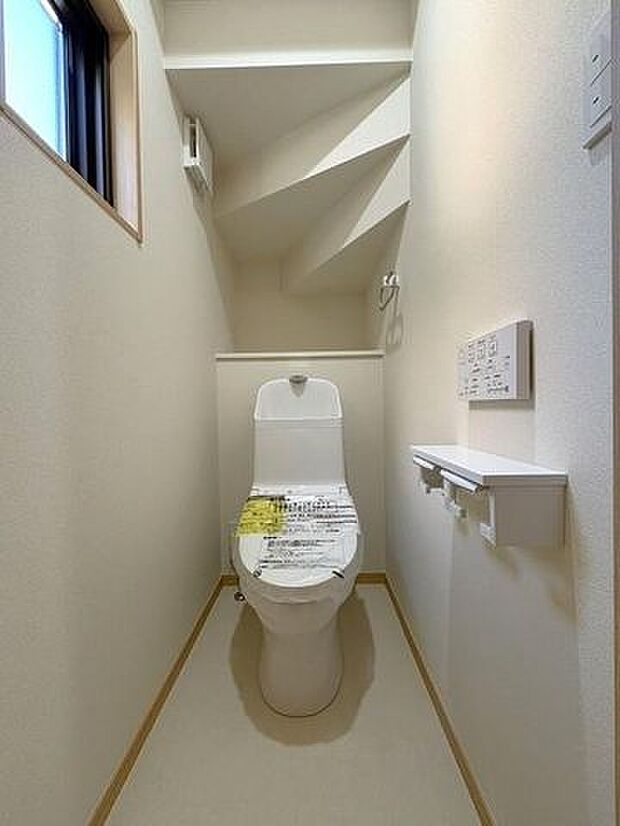 1階のトイレです♪便利なリモコン付！各居室から離れているので、プライバシー面に配慮されております♪