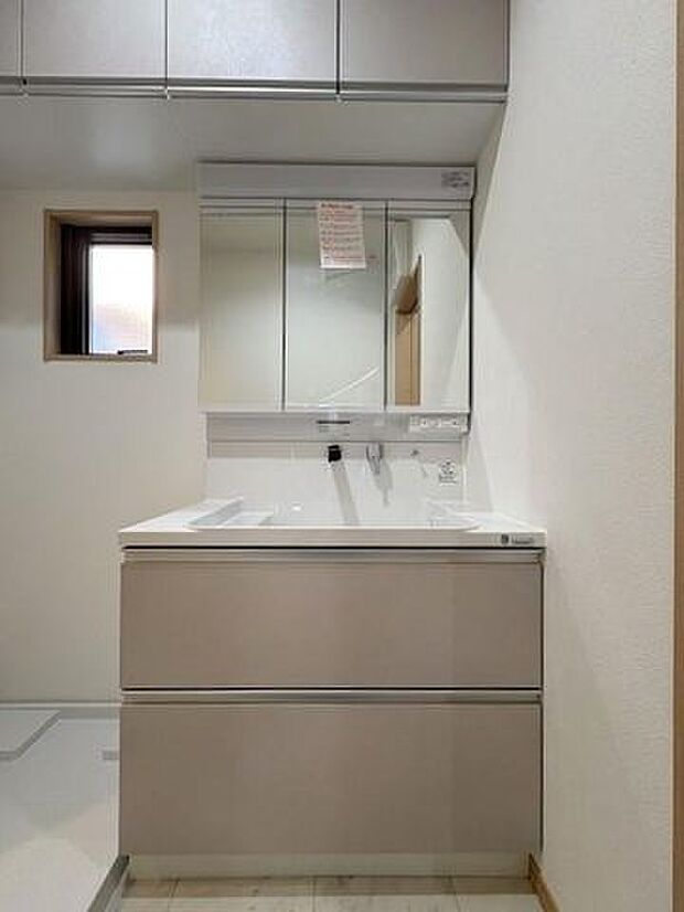 洗面台は人気の三面鏡タイプです♪下部や上に棚があるので、タオルや洗剤等の収納にも便利です♪