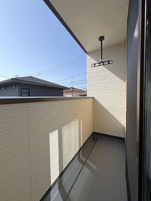 2階のバルコニーです♪主寝室から行くことができ、ウォークインクローゼットとの導線も良好です♪
