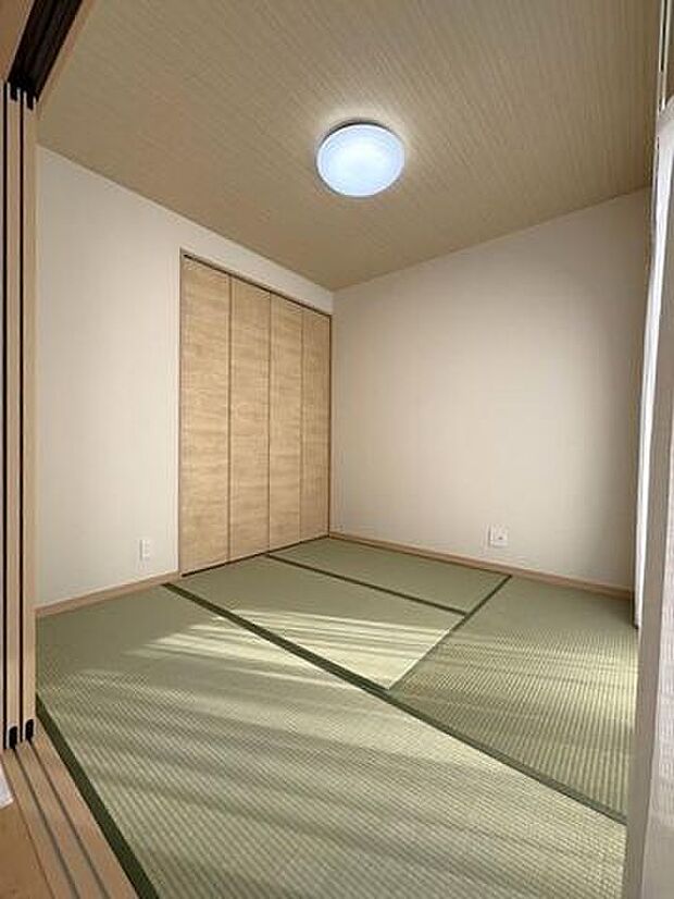 リビング横にある約4.5帖の和室です♪来客用のスペースや家族が寝転んでリラックススペースになど、多目的に適応できるお部屋です♪