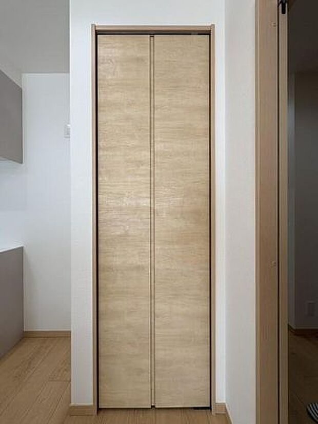 居室以外にも随所に収納スペースを確保。掃除用具や季節の家電も出し入れしやすい場所に収まります♪