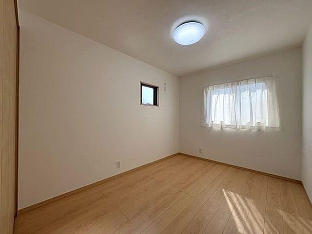 2階にある約6帖の洋室です♪2面窓があり、通風良好♪南側の暖かな光が差し込むお部屋です♪