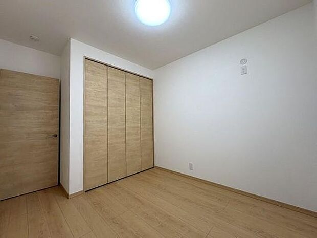 2階にある約5.1帖の洋室です♪現地案内も承っております♪内観する事でより生活イメージがしやすくなりますので、お気軽にご相談ください♪