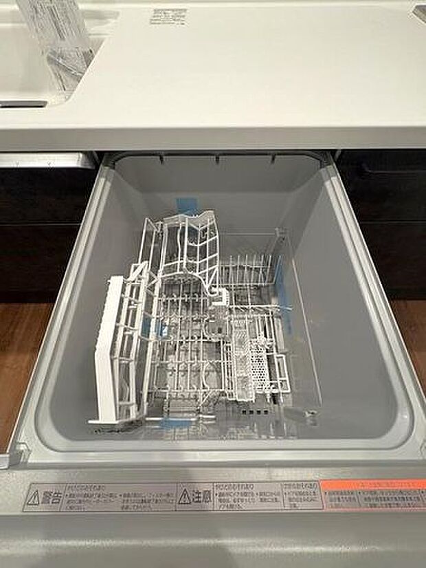 SUMiTASの新築戸建には食洗器が備え付けられております♪食器を洗う時間を短縮♪家族との憩いの時間に繋がりますね♪