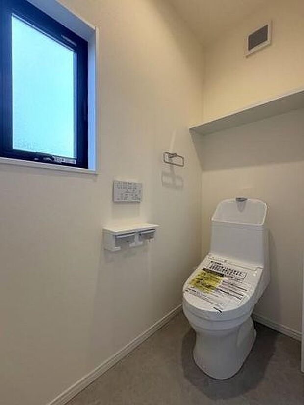 壁掛けリモコンを採用した2階トイレです♪手元でサッと操作できるので、お子様からご高齢の方まで使いやすい設計。本体周りの凹凸が少なく、埃がたまりにくいので、サッとひと拭きで清潔な空間を保てます。