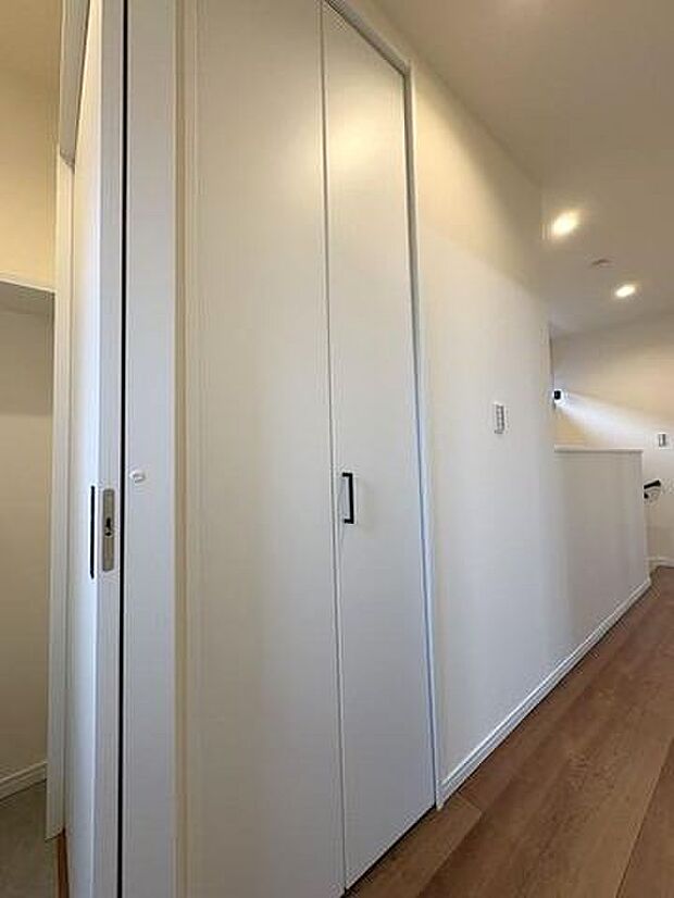 2階の廊下にある収納スペースです♪家族共有のものや掃除用具など、家族の用途に合わせた収納が可能！あると便利です♪